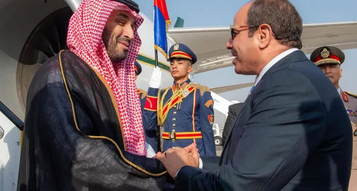 الرئيس السيسي يستقبل ولي العهد السعودي بمطار القاهرة