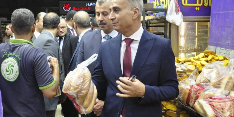 رئيس جهاز حماية المستهلك  يقوم بحملة رقابية ليلية بمنطقة شبرا