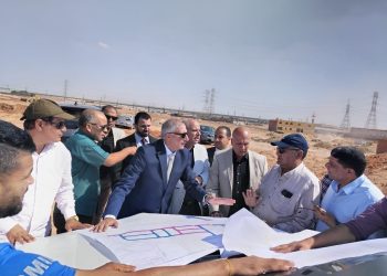 نائب رئيس “المجتمعات العمرانية” يتفقد موقف تنفيذ أعمال المرافق والطرق بالأراضى المضافة لمدينة الشروق