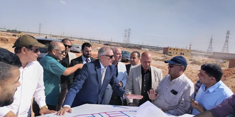 نائب رئيس “المجتمعات العمرانية” يتفقد موقف تنفيذ أعمال المرافق والطرق بالأراضى المضافة لمدينة الشروق