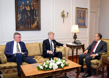 وزير الخارجية والهجرة يستقبل المبعوث الأممي لليمن