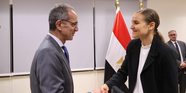 وزير الاتصالات يبحث مع البنك الدولى مشروعات التعاون المشترك في مجال نطوير البنية التحتية