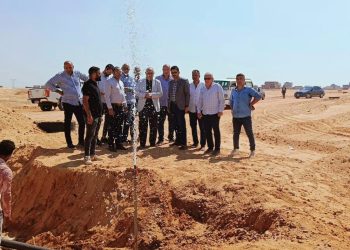 مسئولو ” الإسكان” يتفقدون موقف مشروعات المرافق بالمناطق المضافة لمدينة العبور الجديدة