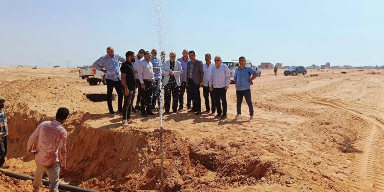 مسئولو ” الإسكان” يتفقدون موقف مشروعات المرافق بالمناطق المضافة لمدينة العبور الجديدة