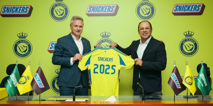 سنيكرز الراعي البلاتيني لنادي النصر السعودي لكرة القدم لموسم 2024/2025