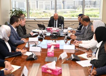 وزير الصناعة والنقل يبحث مع شركة تكنولوجيا الحديد خطة إنشاء مصنع لإنتاج الأبواب المصفحة والمعدنية