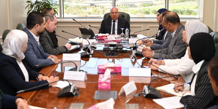 وزير الصناعة والنقل يبحث مع شركة تكنولوجيا الحديد خطة إنشاء مصنع لإنتاج الأبواب المصفحة والمعدنية