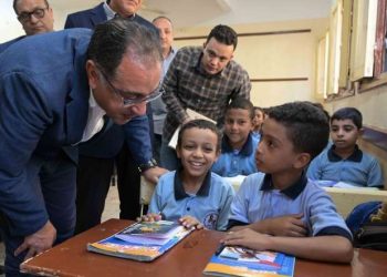 رئيس الوزراء يزور مدرسة وادي الملكات الابتدائية المشتركة بالأقصر