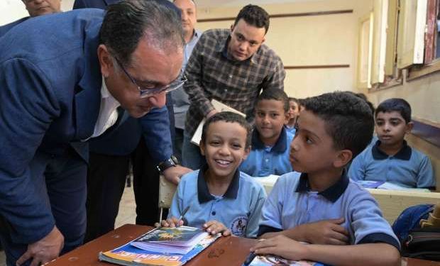 رئيس الوزراء يزور مدرسة وادي الملكات الابتدائية المشتركة بالأقصر