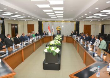 وزير قطاع الأعمال العام يستعرض مع رؤساء شركات الغزل والنسيج التابعة آخر مستجدات المشروع