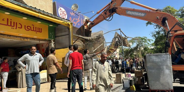 وزير الإسكان يتابع نتائج حملات إزالة المخالفات والإشغالات بمدن السادات و6 أكتوبر والشروق