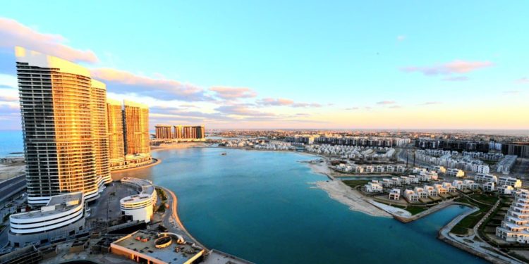 وزير الإسكان يتفقد أعمال تشطيب وحدات الأبراج الشاطئية.. ووحدات كمبوند “مزارين” بمدينة العلمين الجديدة