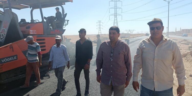 رئيس جهاز الشروق يُعلن الانتهاء من رصف المرحلة الأولى للمحور الشرقي للمدينة