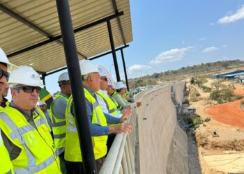 وزير الإسكان يتفقد سير العمل بمشروع سد ومحطة “جوليوس نيريرى” الكهرومائية على نهر روفيجى بتنزانيا