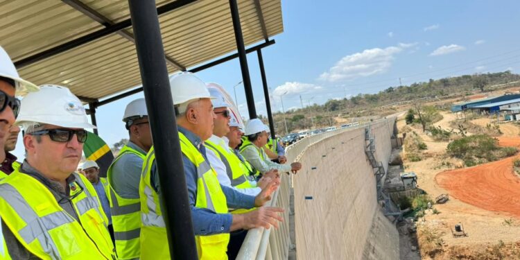 وزير الإسكان يتفقد سير العمل بمشروع سد ومحطة “جوليوس نيريرى” الكهرومائية على نهر روفيجى بتنزانيا