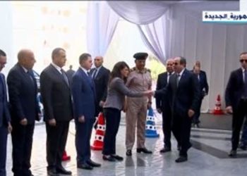 السيسي يصل مقر افتتاح محطة قطارات صعيد مصر