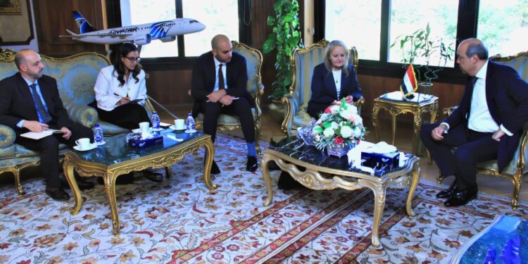 وزير الطيران المدنى يلتقي مسئولي البنك الأوروبي لإعادة الإعمار والتنمية لبحث إمكانية التعاون المُشترك في تنفيذ المشروعات