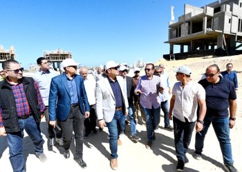 وزير الإسكان يتابع سير العمل بمشروع “مارينا 8 على البحيرة” جنوب مركز مارينا العلمين السياحي