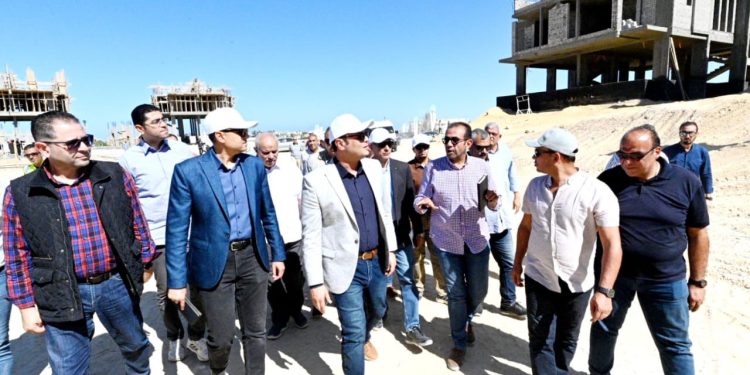 وزير الإسكان يتابع سير العمل بمشروع “مارينا 8 على البحيرة” جنوب مركز مارينا العلمين السياحي