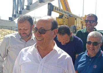 وزير الإسكان يتابع سير العمل بمحور “عمرو بن العاص”.. ورئيس “الجهاز المركزى للتعمير” يتفقد الأعمال من الموقع