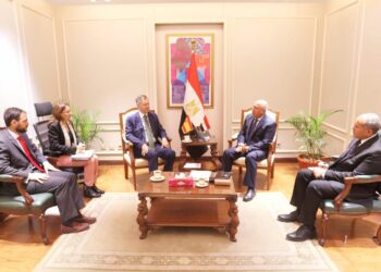وزير الصناعة والنقل يبحث مع سفير إسبانيا بالقاهرة  سبل تعزيز مجالات التعاون بين البلدين
