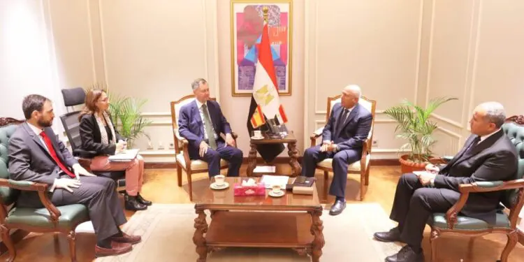 وزير الصناعة والنقل يبحث مع سفير إسبانيا بالقاهرة  سبل تعزيز مجالات التعاون بين البلدين