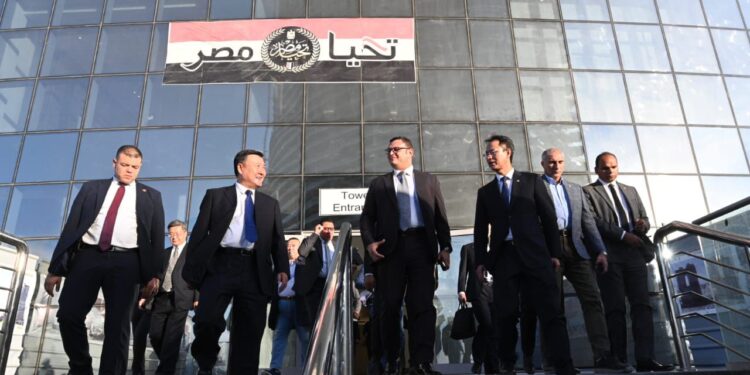 وزير الإسكان يصطحب نظيره الصيني فى جولة بأبراج الداون تاون وأبراج المنطقة الشاطئية ومشروعات مدينة العلمين الجديدة