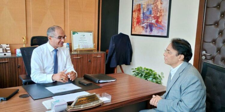 نائب وزير الإسكان يبحث مع شركة عالمية توطين صناعة المهمات الكهروميكانيكية لمحطات المياه والصرف