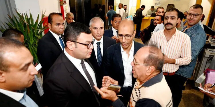 وزير الإسكان يقوم بزيارة مفاجئة لمتابعة سير العمل بجهاز “القاهرة الجديدة”.. والمركز التكنولوجي لخدمة المواطنين