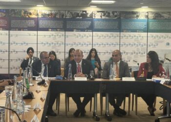 رئيس الرقابة المالية يستعرض التجربة الرائدة في إطلاق أول سوق كربون طوعي منظم