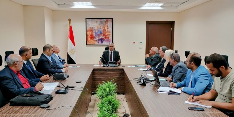 نائب وزير الاسكان يلتقي بممثلي أحد المصانع المحلية المتخصصة في تصنيع المهمات الكهروميكانيكية لتنفيذ مشروعات مياه الشرب والصرف الصحي