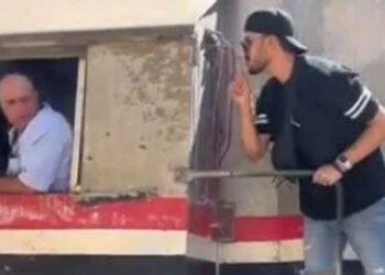 شاب يصعد على جرار ويعطل القطار.. والنقل: سنتخذ الإجراءات القانونية ضده