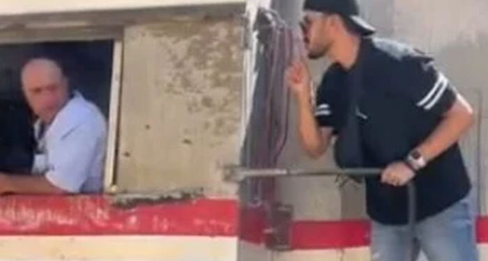 شاب يصعد على جرار ويعطل القطار.. والنقل: سنتخذ الإجراءات القانونية ضده