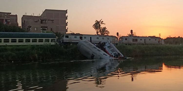 النائب العام يأمر بالتحقيق فى واقعة تصادم قطارين بمحافظة المنيا