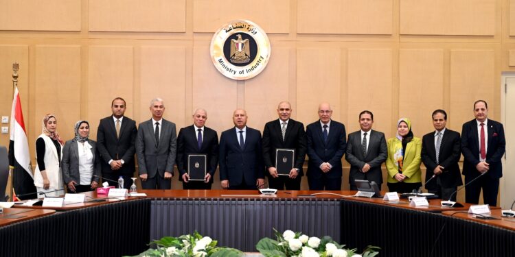 وزير الصناعة والنقل يشهد توقيع برتوكول تعاون بين الجهاز التنفيذي للمشروعات الصناعية والتعدينية وهيئة تنمية الصعيد