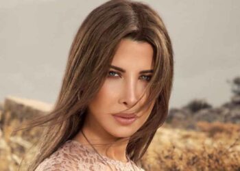 نانسي عجرم تتألق في عرض أزياء إيلي صعب بموسم الرياض وتثير الجدل بتعليقات ناقد الموضة