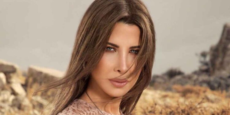 نانسي عجرم تتألق في عرض أزياء إيلي صعب بموسم الرياض وتثير الجدل بتعليقات ناقد الموضة