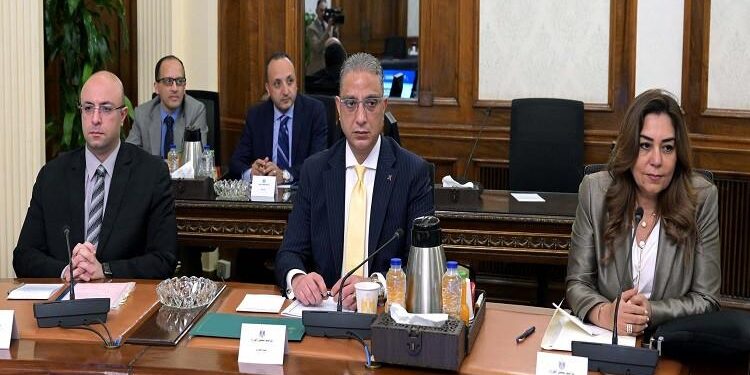 وزيرة التنمية المحلية تستعرض موقف التصالح وتقنين واسترداد أراضي الدولة في المحافظات