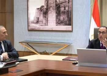 رئيس الوزراء يجتمع برئيس المركز الوطني لتخطيط استخدامات أراضي الدولة