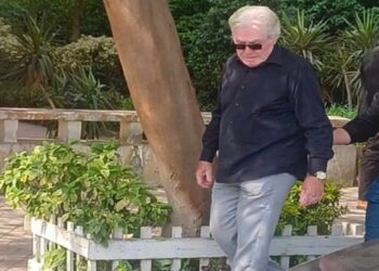 تفاصيل الحالة الصحية لحسين فهمي بعد وفاة شقيقه