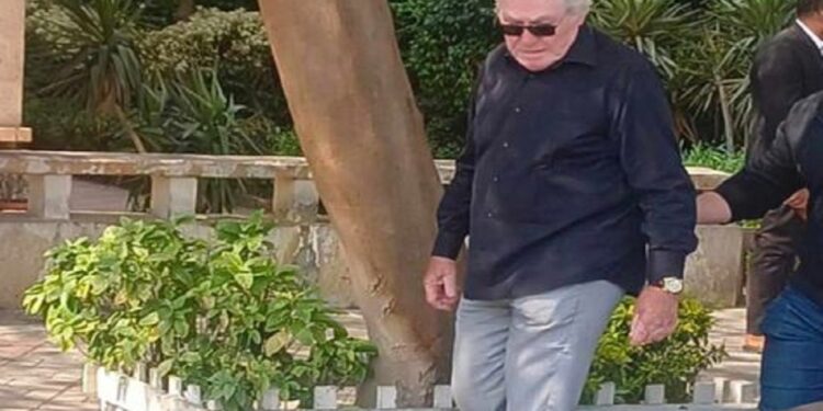 تفاصيل الحالة الصحية لحسين فهمي بعد وفاة شقيقه