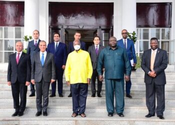 وزير الخارجية والهجرة يسلم رسالة من الرئيس الي شقيقه رئيس أوغندا