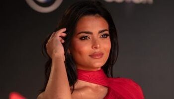 أسماء جلال تواجه انتقادات واسعة بعد صورة مع أمينة خليل وإطلالة جريئة في “الفستان الأبيض”