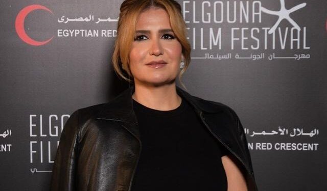 هنا شيحة تحتفل بتخرج ابنها آدم من جامعة كوفنتري