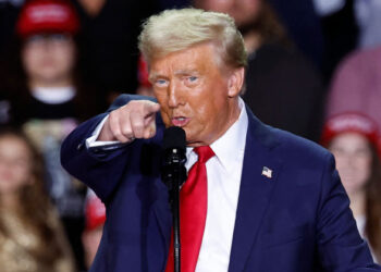 ترامب: سنفرض رسوما جمركية 100% على دول تحاول الابتعاد عن الدولار