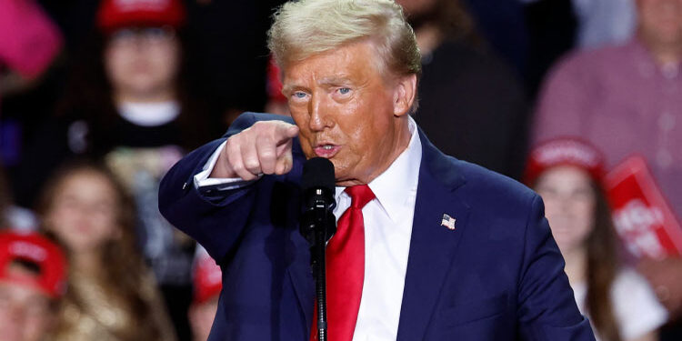 ترامب: سنفرض رسوما جمركية 100% على دول تحاول الابتعاد عن الدولار