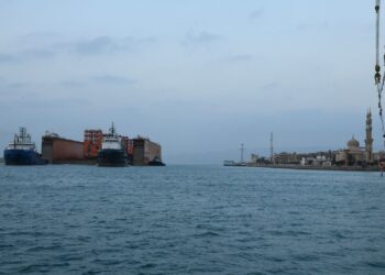 أسامة ربيع: نجاح عبور الحوض العائم DOURADO في أكبر عملية مرور بقناة السويس