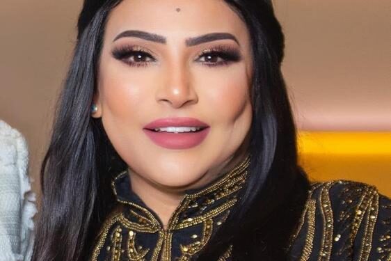 بدرية طلبة تخطف الأنظار بإطلالة رمادية أنيقة في حفل زفاف ابنة ممدوح شاهين