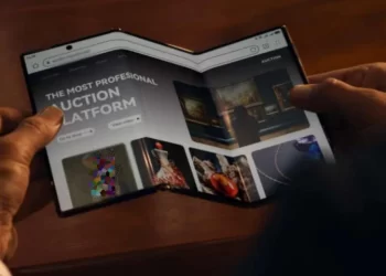 هاتف ثلاثي الطي