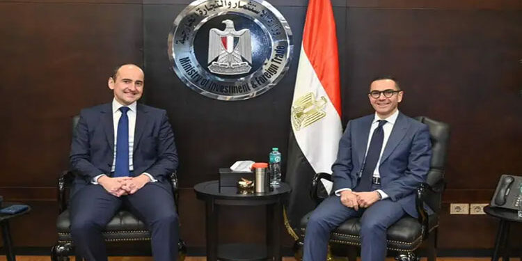 وزير التجارة الخارجية يبحث مع شركة استشارات استثمارية فرص التعاون